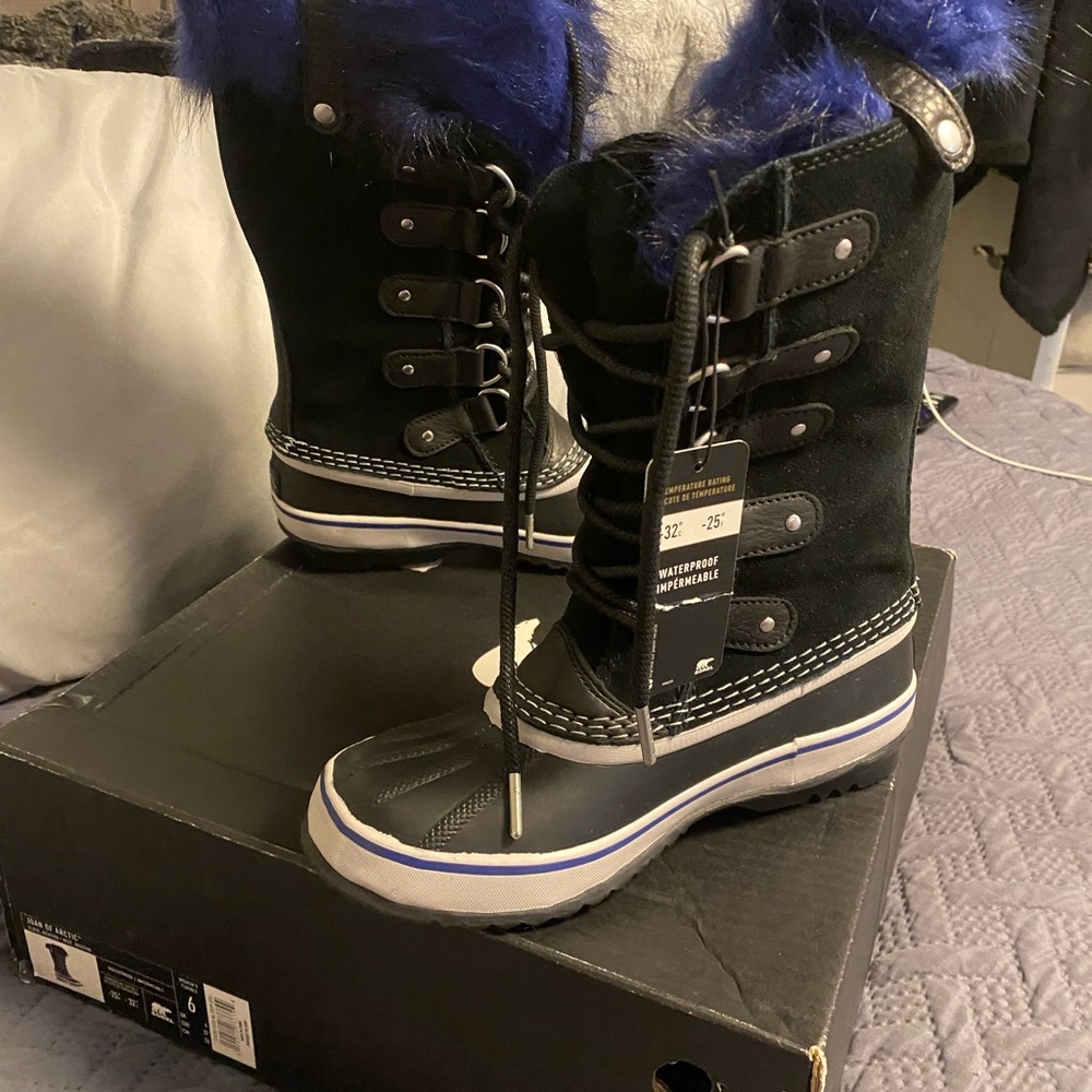 Brand new never worn Joan of Artic Sorel snow boots bought at Saks fifth Ave